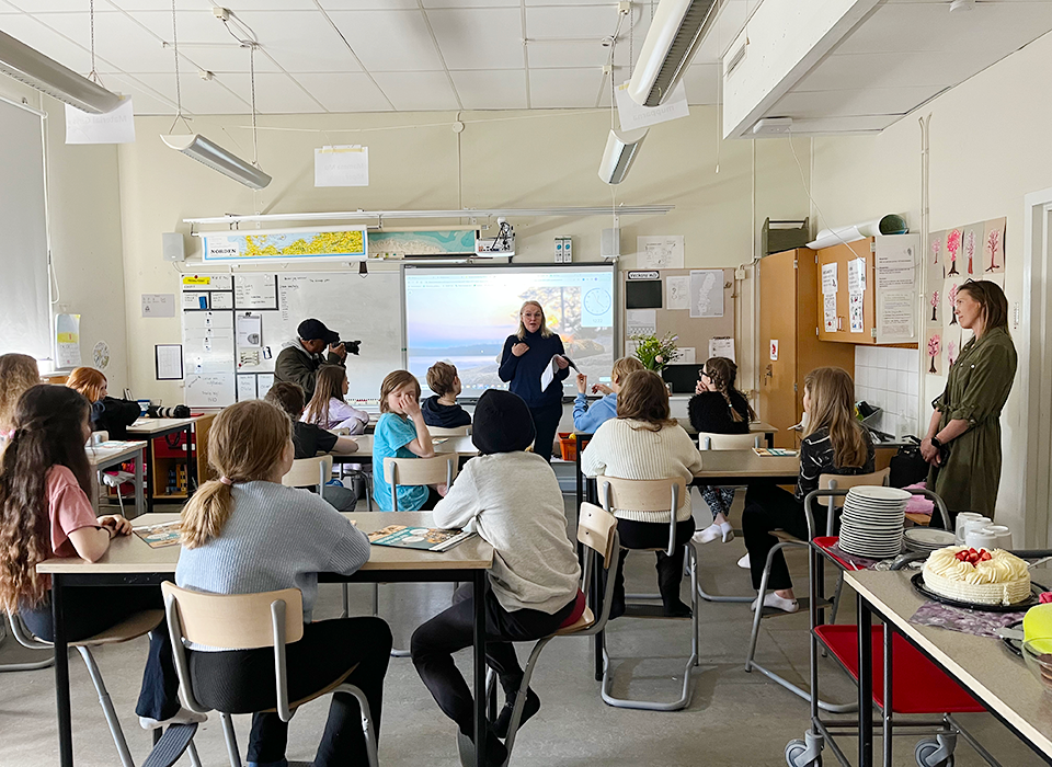 Förutom prischecken på 15 000 kr fick klassen fika, blommor och diplom under en prisutdelning i början av maj.