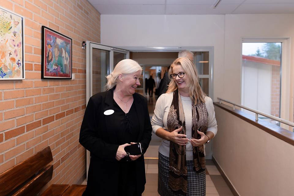 Veronica Söderlund, rektor och Lotta Edholm, skolminister.